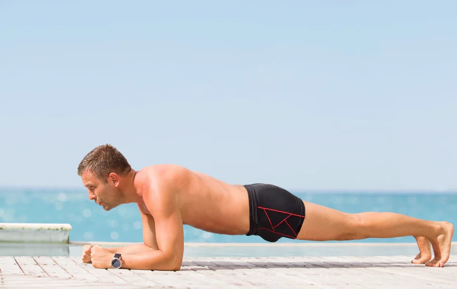 Landtraining voor zwemmers plank