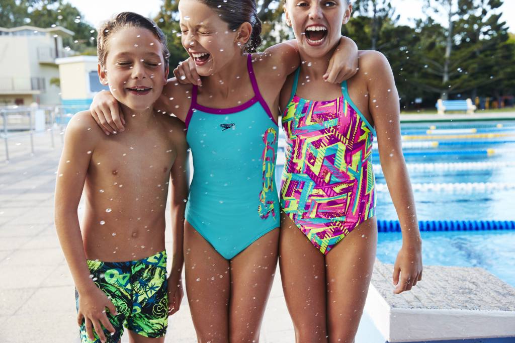 Hoe vergroot je het vertrouwen van je kinderen tijdens zwemmen op vakantie?